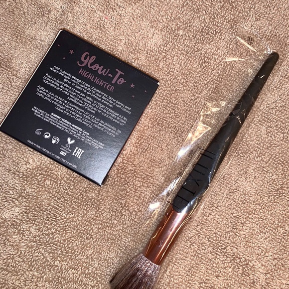 Illuminating Highlighter w/Lux Highlighter Brush - Picture 3 of 3